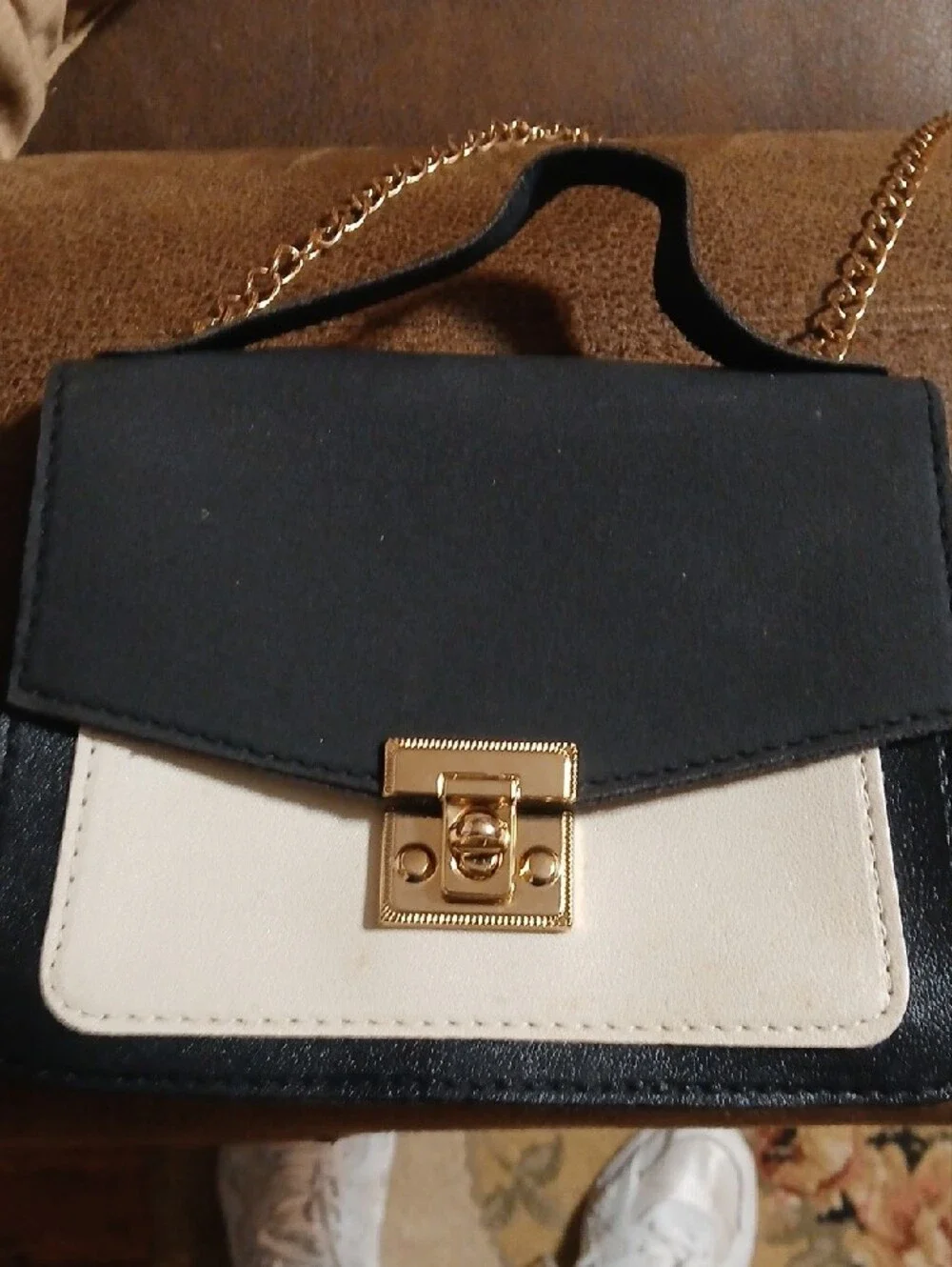 Stylish Two-Tone Chain Crossbody Bag - Black & White